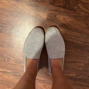 TOMs denim shoes. 9.5 Women’s. Great Condition